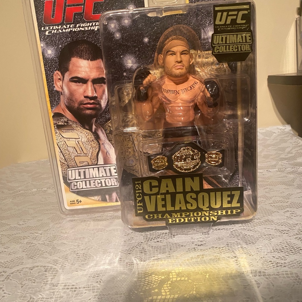 UFC Ultimate Collector: Round 5 Cain Velasquez UFC 121